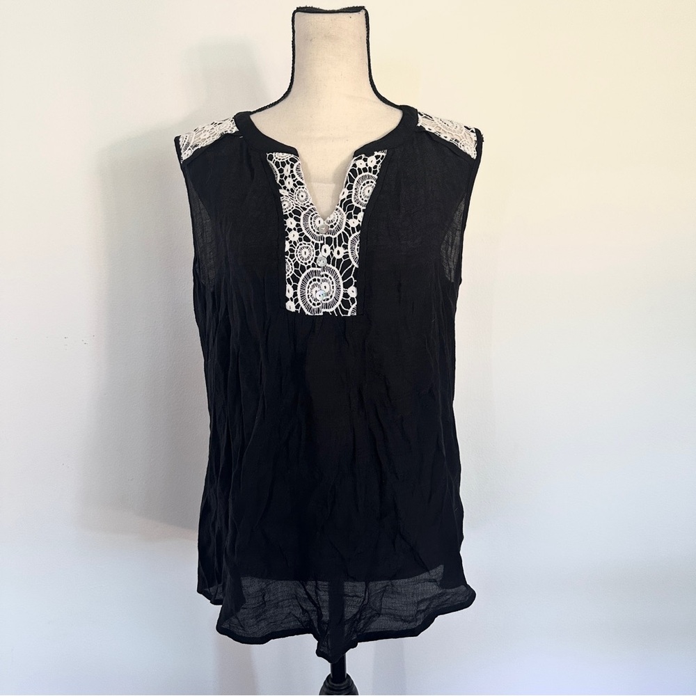 Sleveless lace trim blouse
